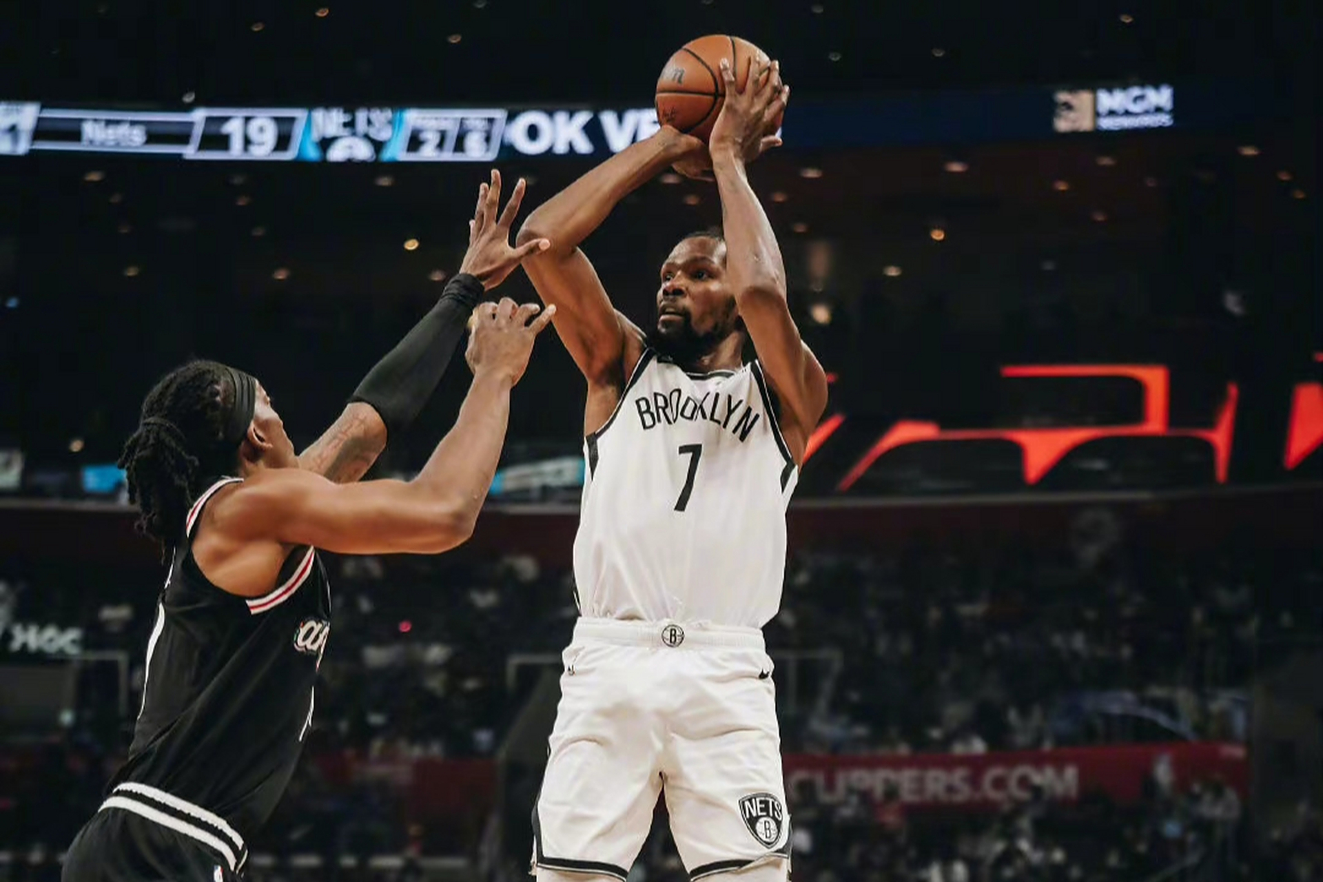 篮网惨遭快船横扫,杜兰特受伤 篮网惨遭快船横扫,杜兰特受伤