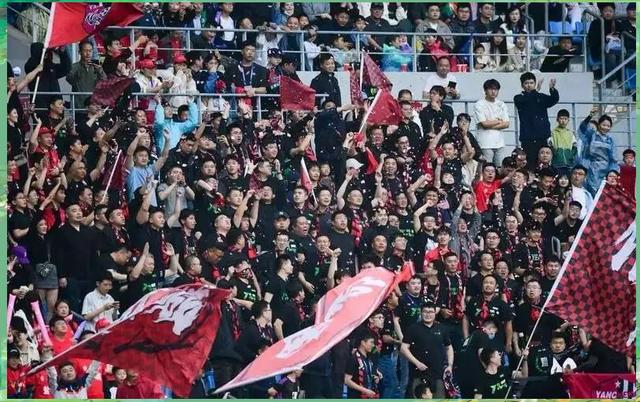 一场经典之战!足球点燃球迷热情 一场经典之战!足球点燃球迷热情