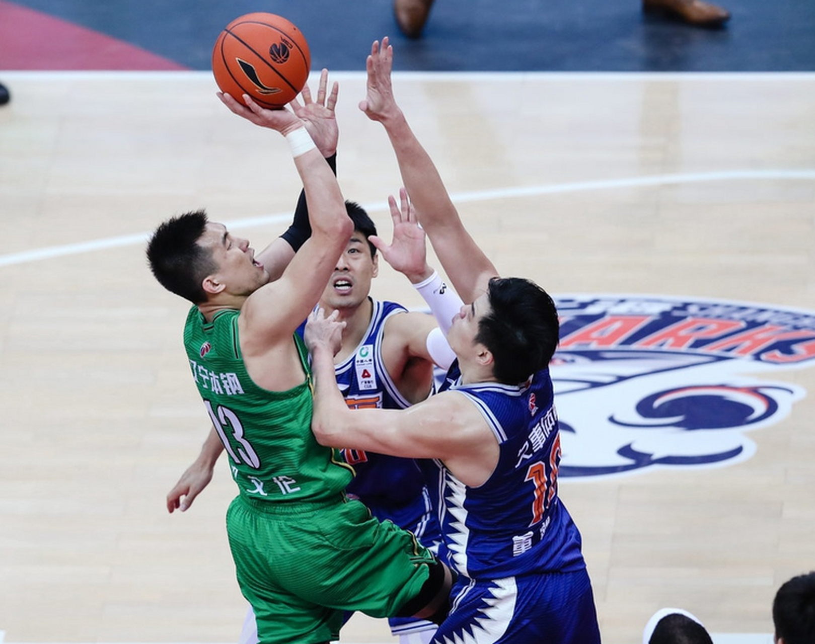 老鹰硬仗取胜热火，范弗利特在意甲焦点战接管比赛